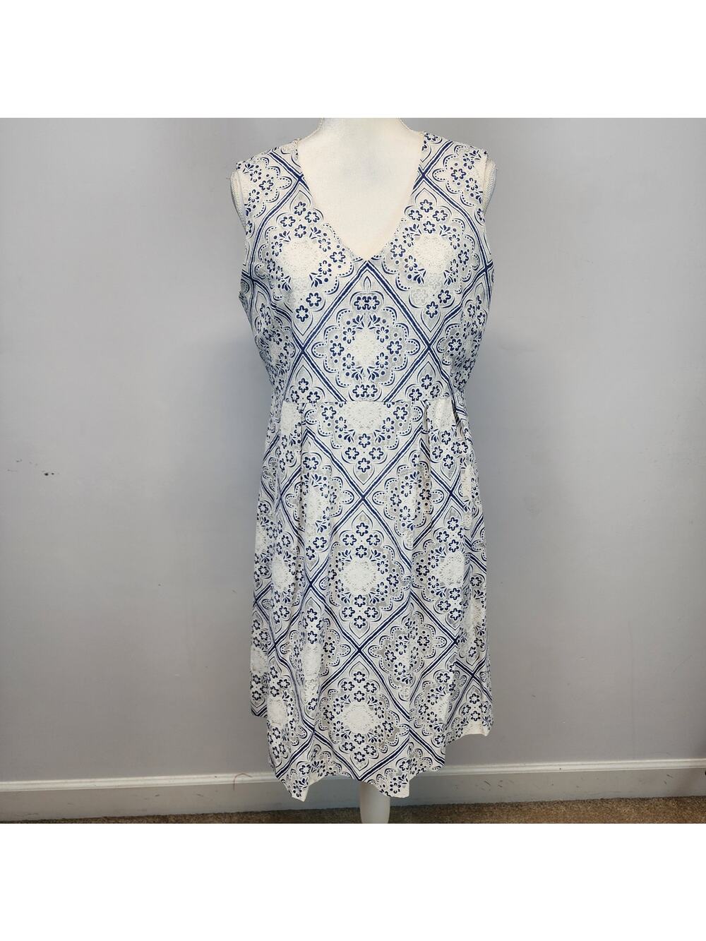 Sandra Darren Sleeveless Lace Dress Size 10 Blue White Geo Print V-neck Chic